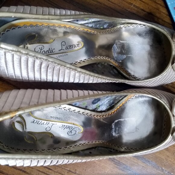 Champagne Pumps - Picture 5 of 9